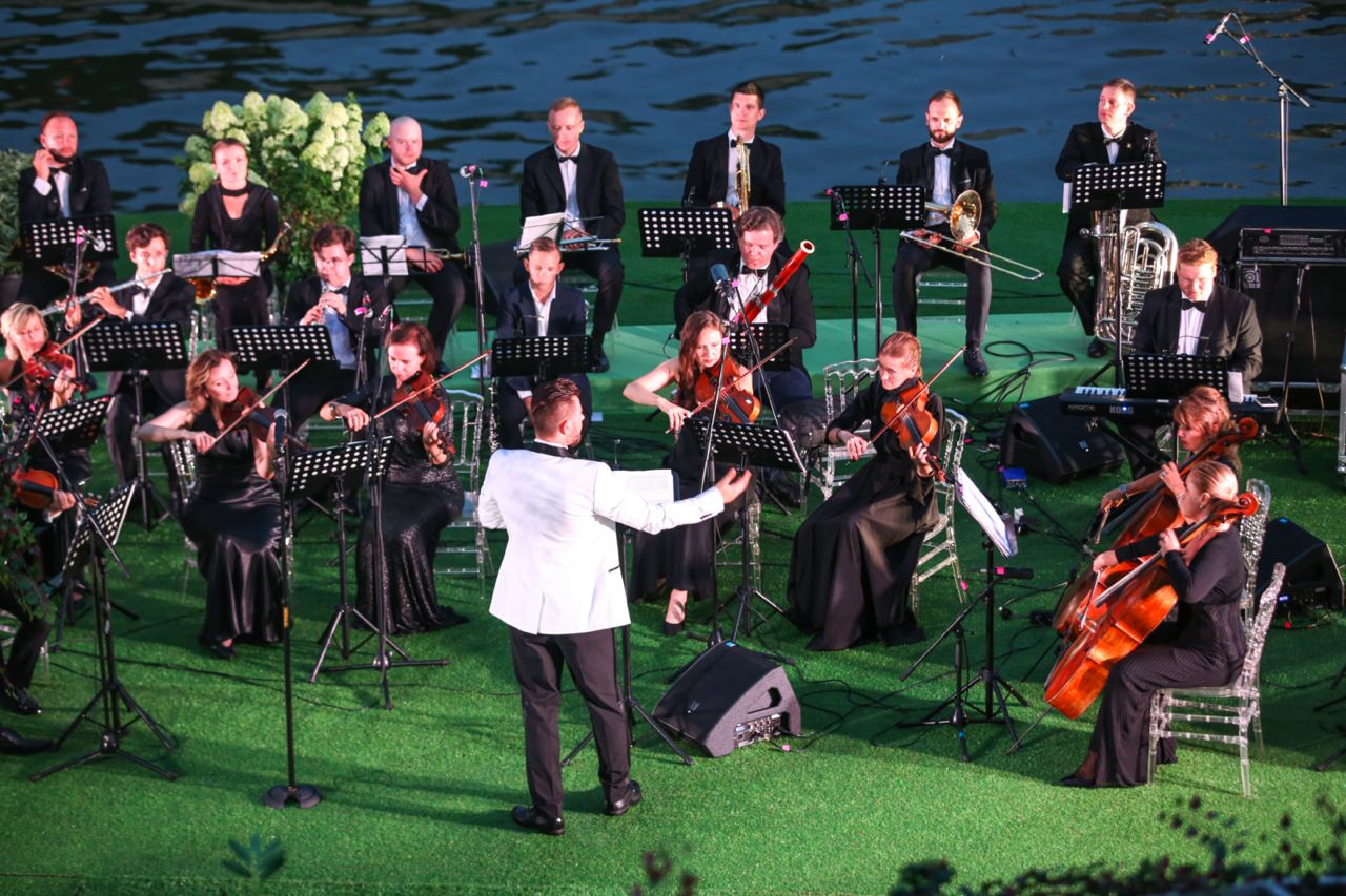 Выступление с оркестром в центре Москвы возле памятника Петру 1