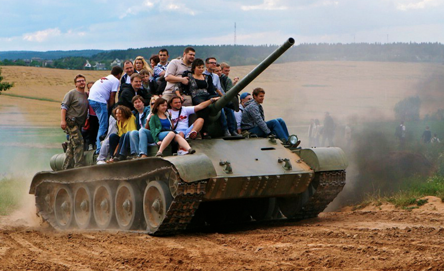 Где ездят танки. Танки едут. Игру танчики 2004 tank-o-box. Где ездят танки. Машина танк.